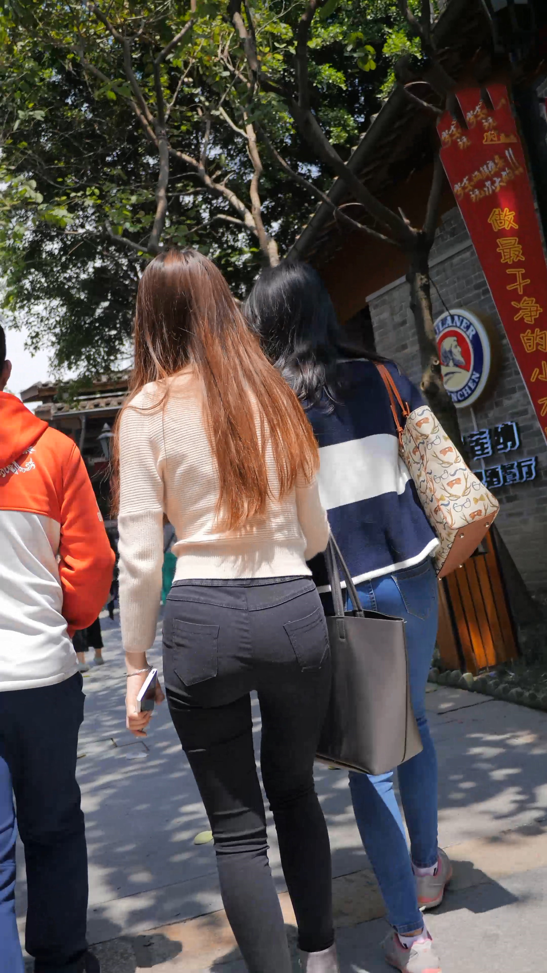 近距离街拍丰满大紧身瑜伽裤美女-街拍美女-条码图